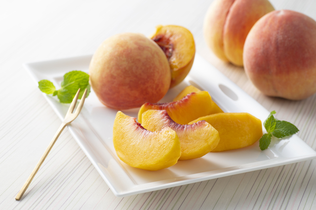桃を食べるときは直前に軽く冷やすのがおすすめ