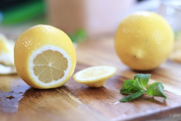 切った桃はレモン水や塩水につけて変色を防ごう