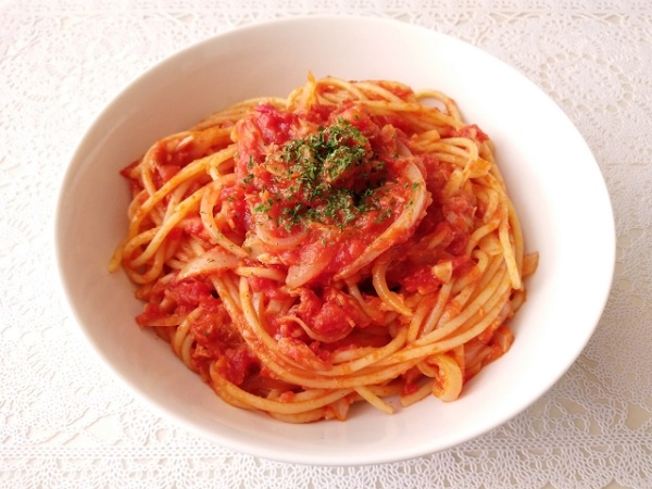 レンジで簡単！「食べるドレッシングトマト」のパスタレシピ