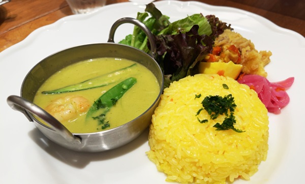 本場タイでもグリーンカレーはご飯にかけて食べるのが主流