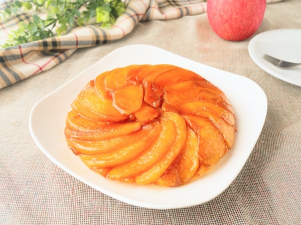 りんご×ホットケーキミックスで作る「タルトタタン風パンケーキ」レシピ