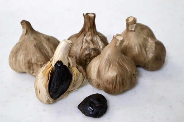 黒にんにくの効果・効能とは？多く含まれる成分やにんにくとの違いを紹介