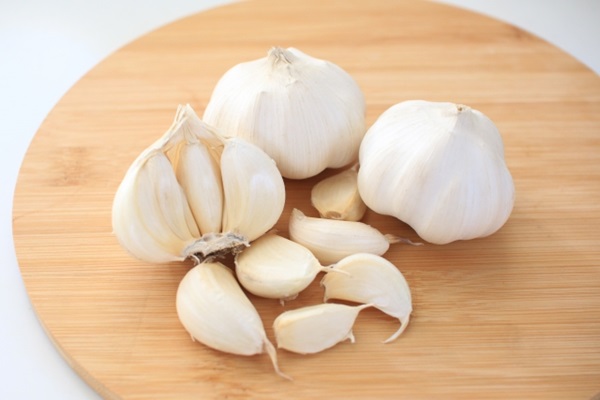 黒にんにくと白いにんにくの主な違いは味と成分量