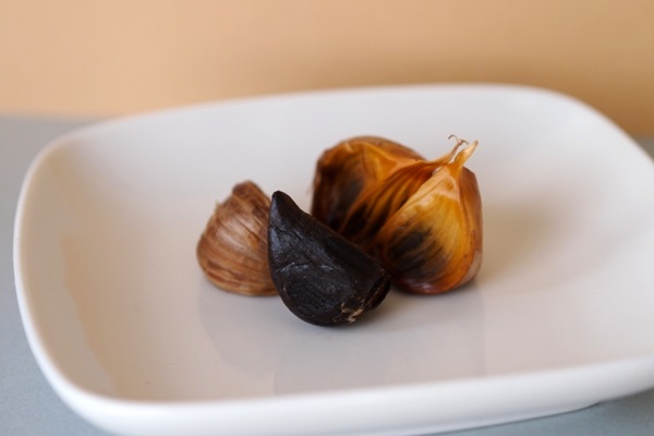 黒にんにくの食べ方：皮をむいてそのまま
