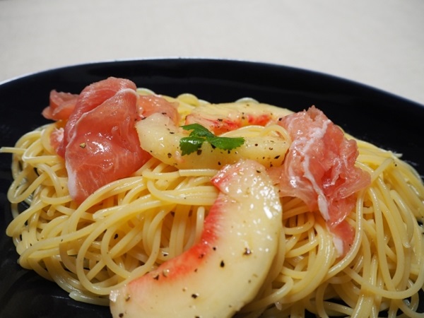 夏の定番に！サッと作れる「桃と生ハムの冷製パスタ」レシピ